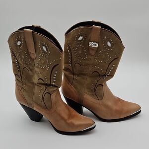Dingo Tan Heeled Western Cowboy Boots with Stud Accents 8M